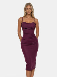 Vestido midi ceñido con cuello desbocado