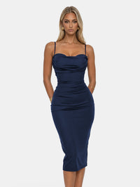 Vestido midi ceñido con cuello desbocado