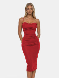 Vestido midi ceñido con cuello desbocado