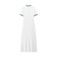 Sommerkleid mit blauen Akzenten
