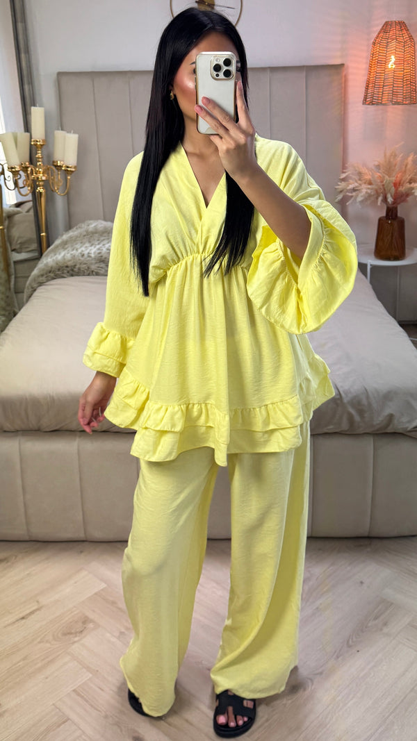 Set oversized con cuello en V y detalles de volantes
