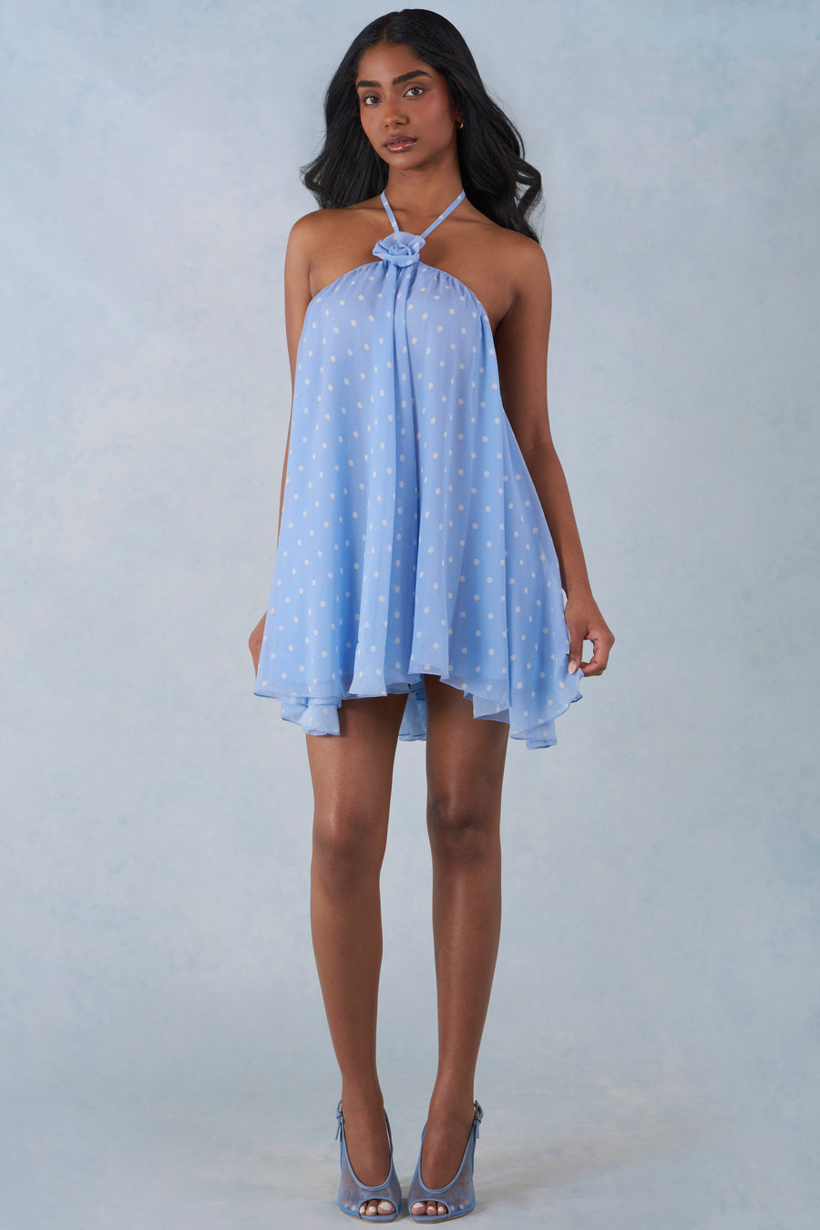 Minivestido Halter Babydoll con Estampado de Topos Azules