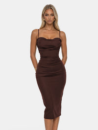 Vestido midi ceñido con cuello desbocado