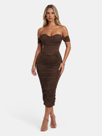 Vestido de cóctel ajustado de longitud midi con fruncido y efecto corsé
